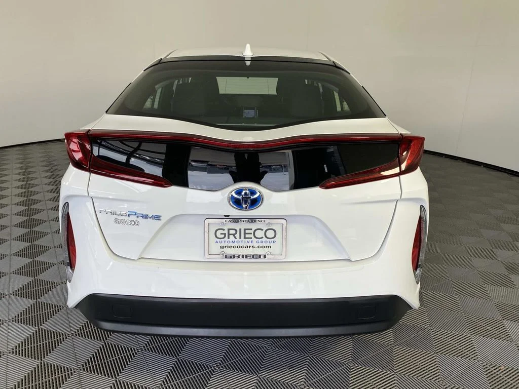 Used 2021 White Toyota LE image 7