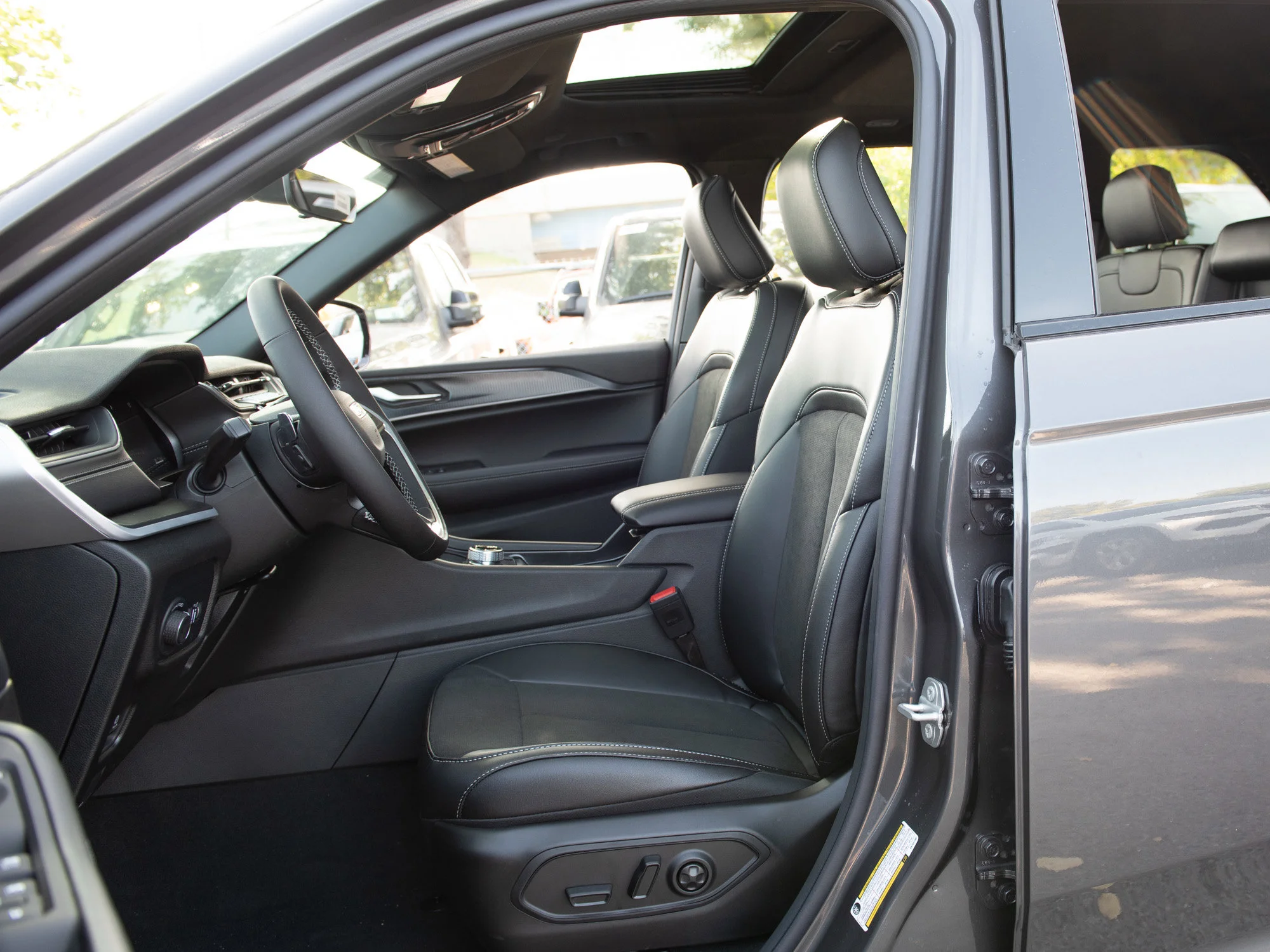 New 2025 Grey Jeep Altitude* 4x4, Sunroof, Remote Start, Heated Leather image 11