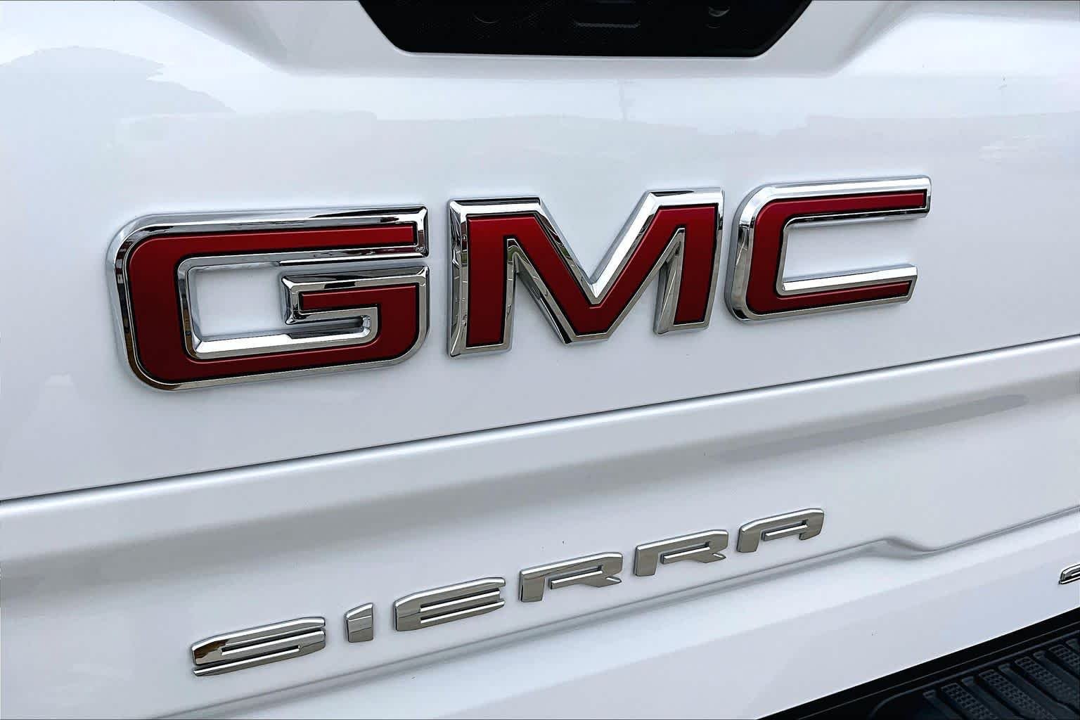 Used 2026 Summit White GMC SLT image 31