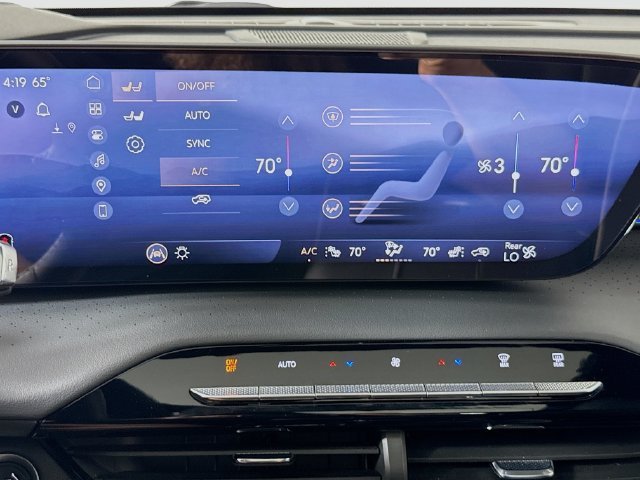 Used 2025 White Frost Tricoat Buick Avenir image 17