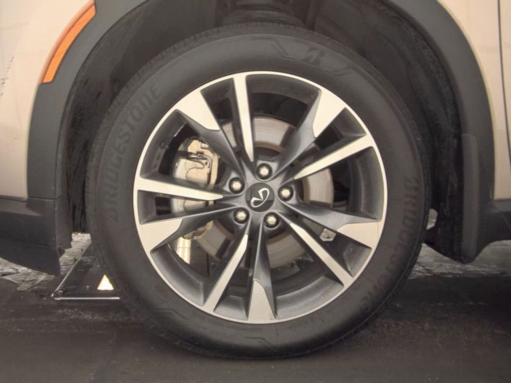 Used 2024 Silver INFINITI LUXE image 7
