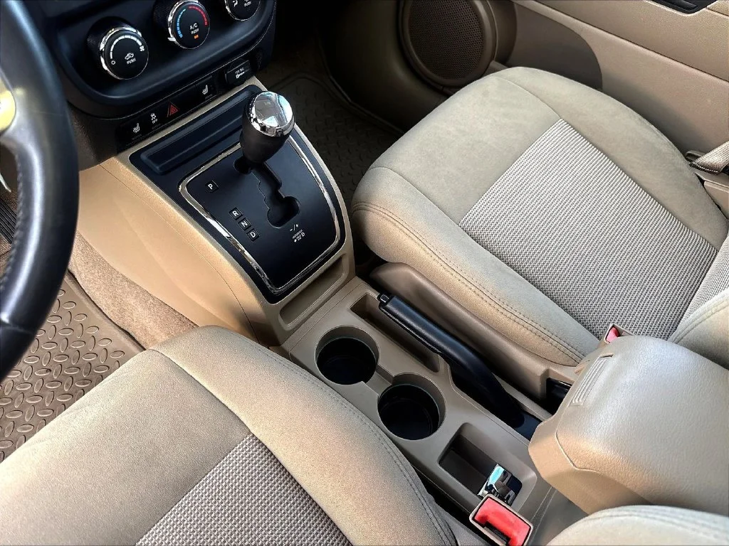 Used 2015 True Blue Pearlcoat Jeep Latitude image 22