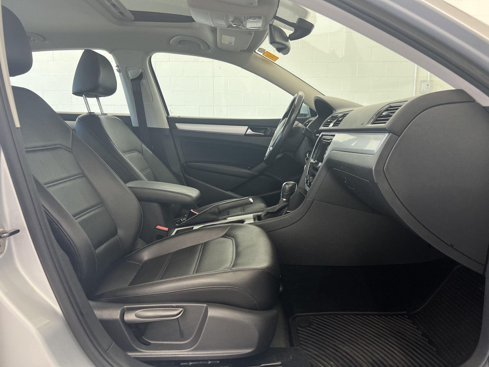 Used 2013 Reflex Silver Metallic Volkswagen 2.5L SE image 28