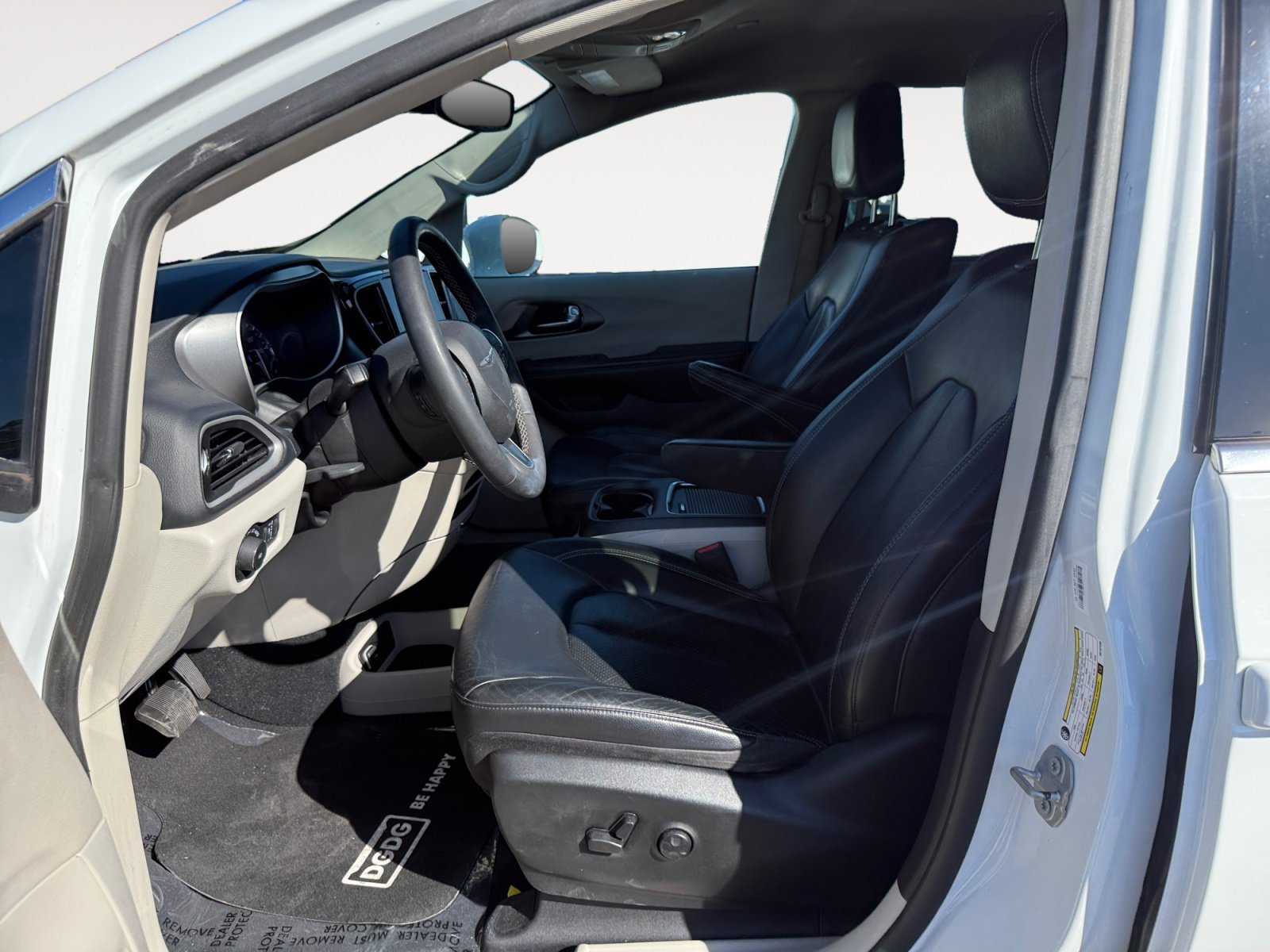 Used 2022 Bright White Clearcoat Chrysler Touring L image 10