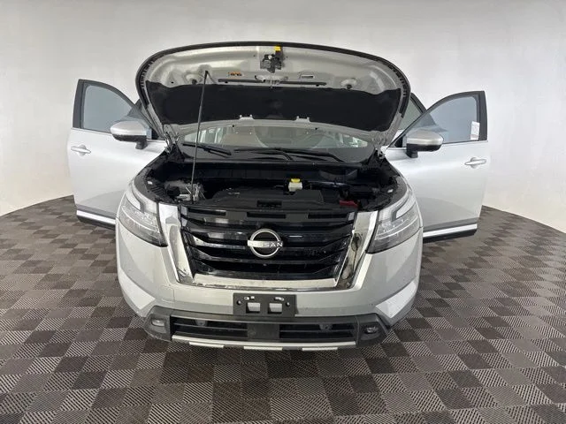 Used 2022 Silver Nissan Platinum image 14