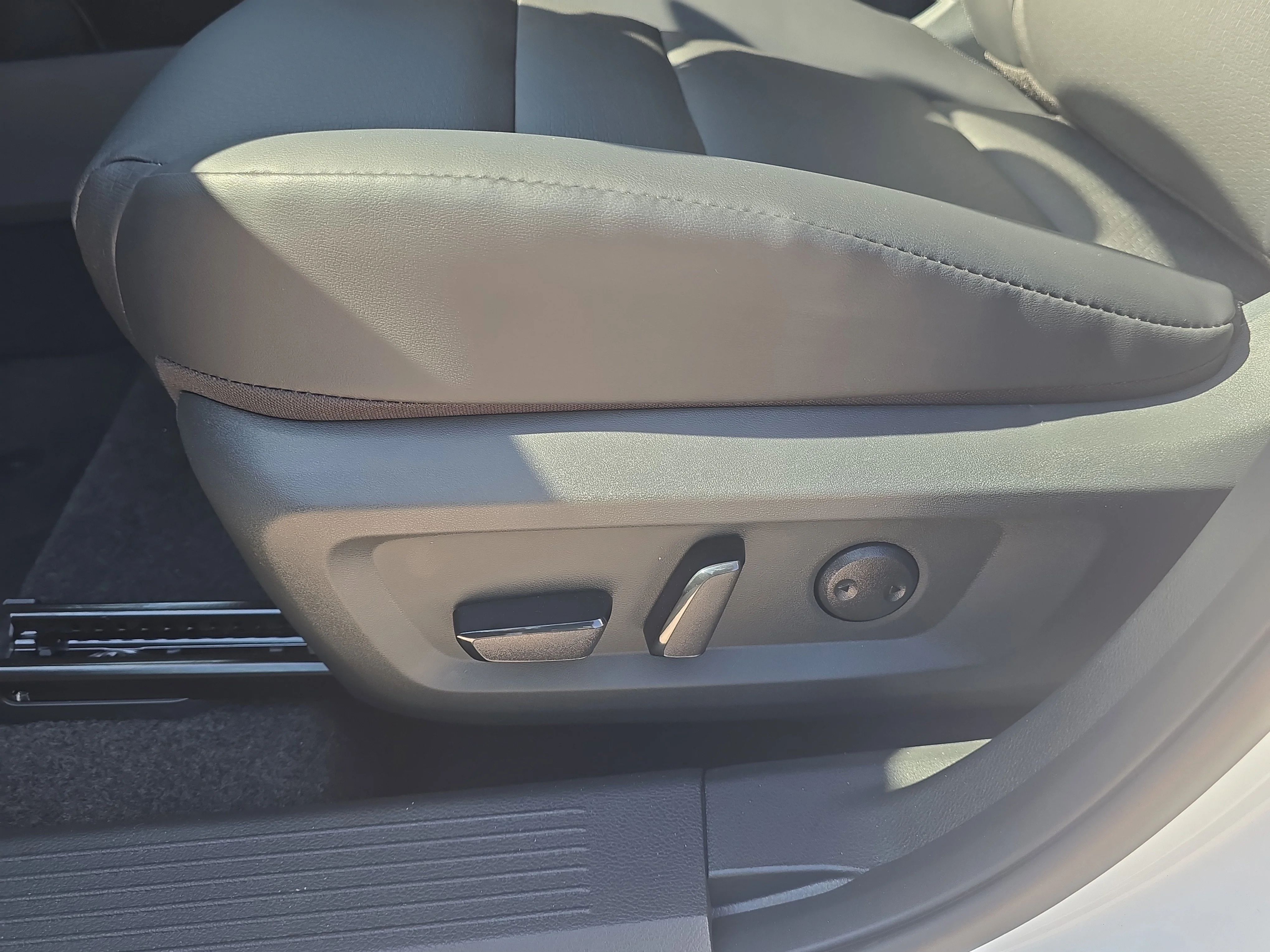 New 2026 Everest White Pearl TriCoat Nissan Dark Armor™ image 21