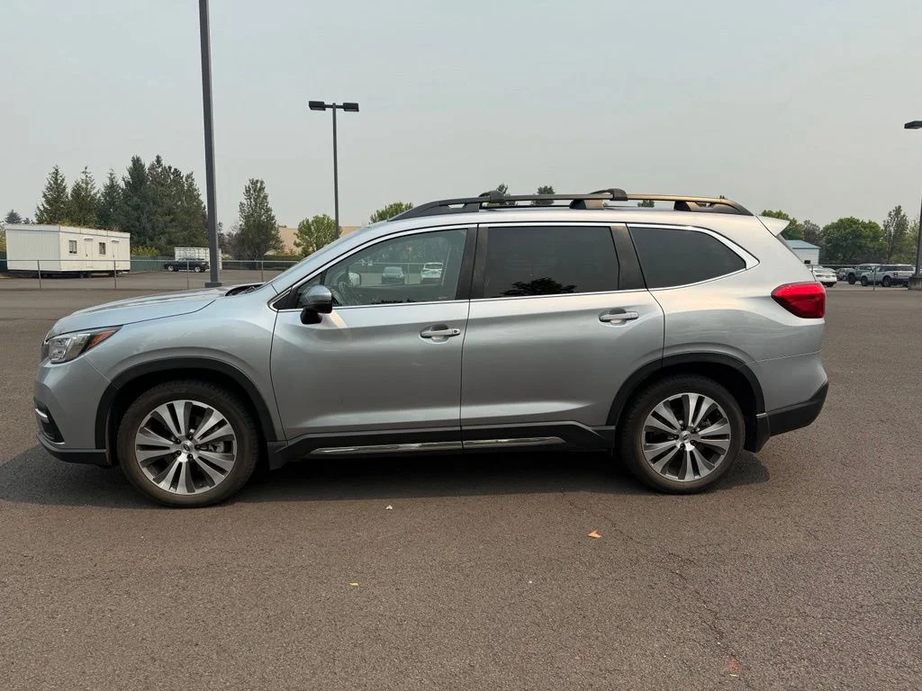 Used 2022 Ice Silver Metallic Subaru Limited image 4