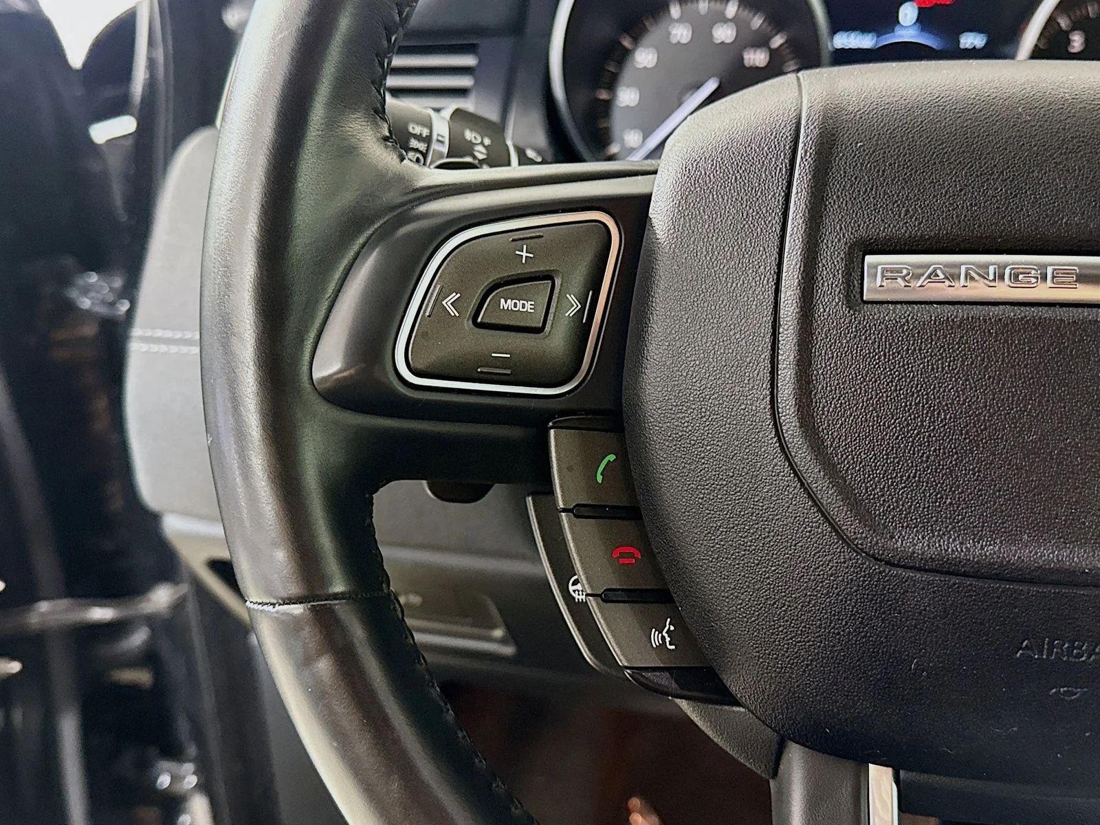 Used 2017  Land Rover SE image 10