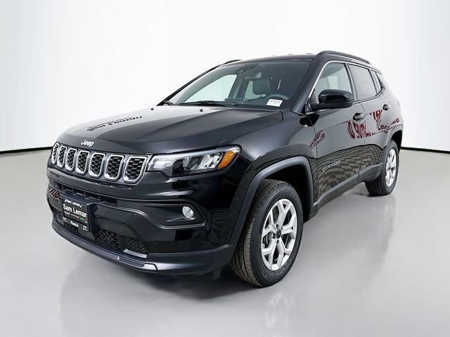 New 2026 Diamond Black Crystal Pearl-Coat Exterior Paint Jeep Latitude image 3