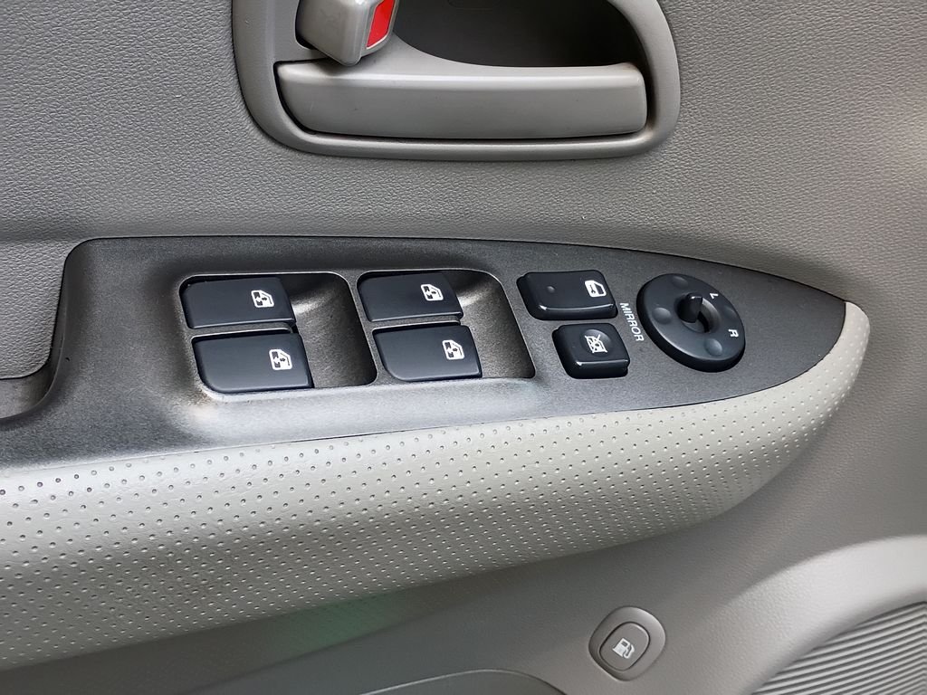Used 2007 White Kia LX image 11