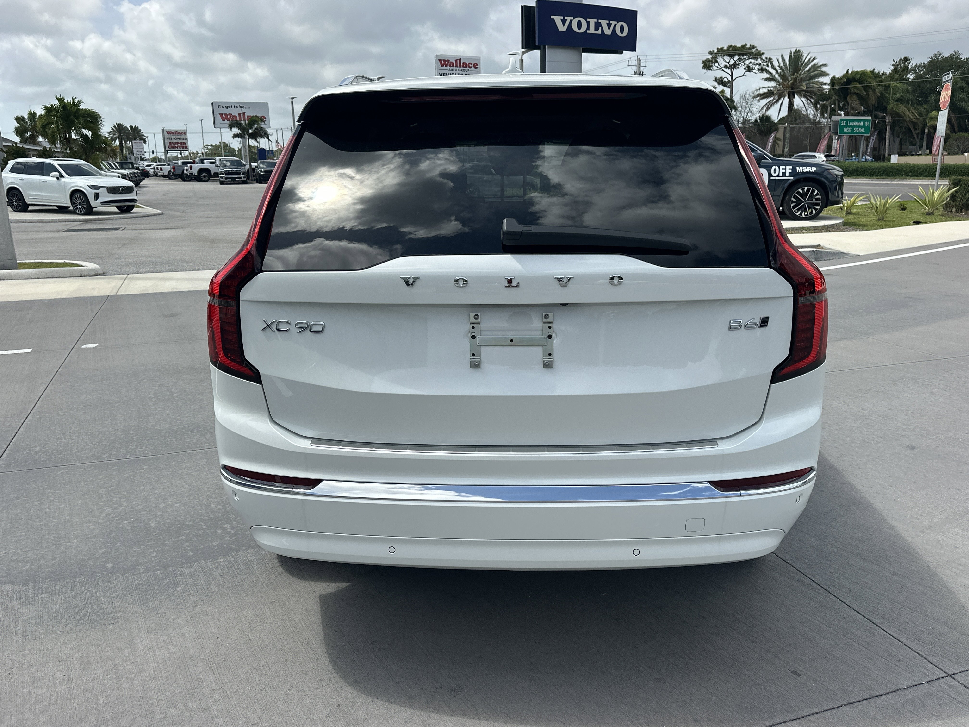 New 2026 Crystal White Volvo Plus image 7