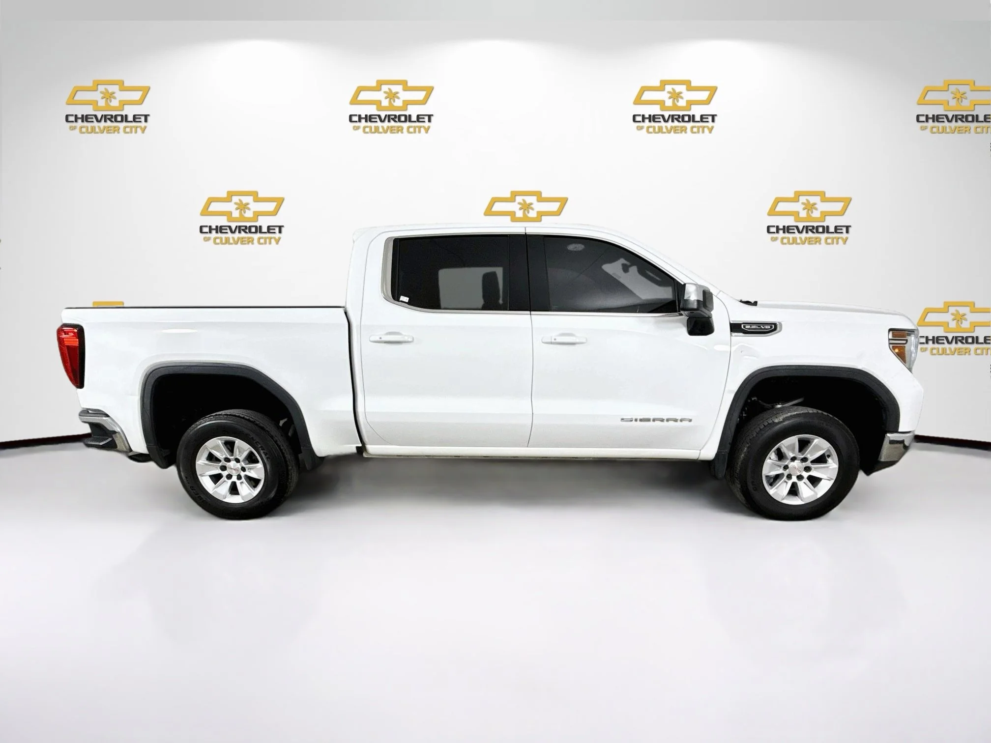 Used 2021 SUMMIT WHITE GMC SLE image 9