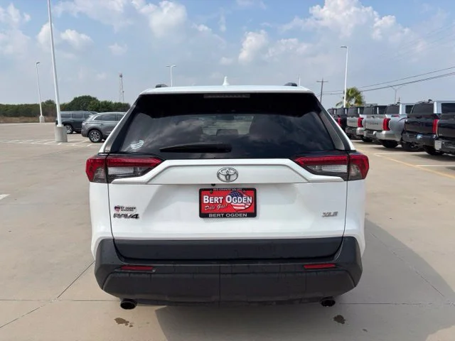 Used 2022 White Toyota XLE image 5