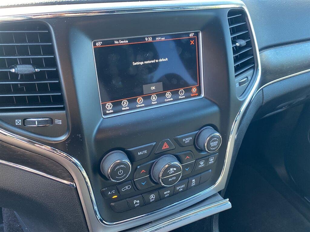 Used 2018 Diamond Black Crystal Pearlcoat Jeep Limited image 4