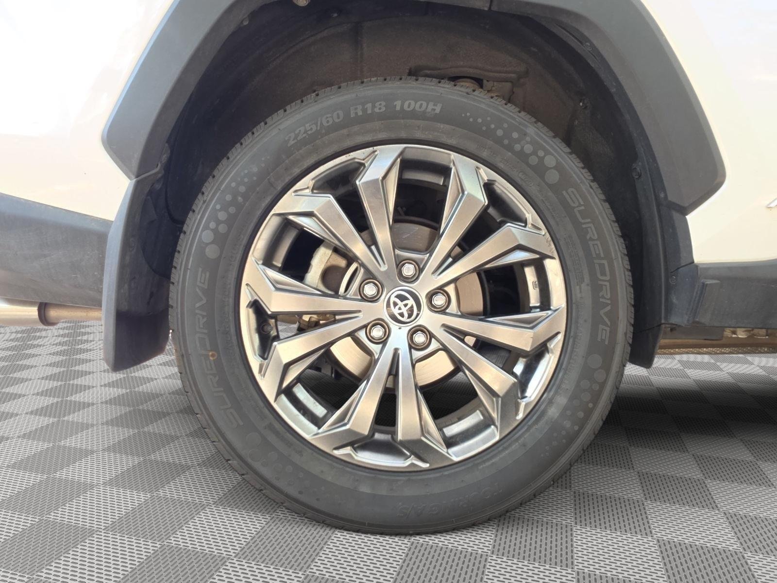 Used 2024 Wind Chill Pearl Toyota XLE Premium image 25