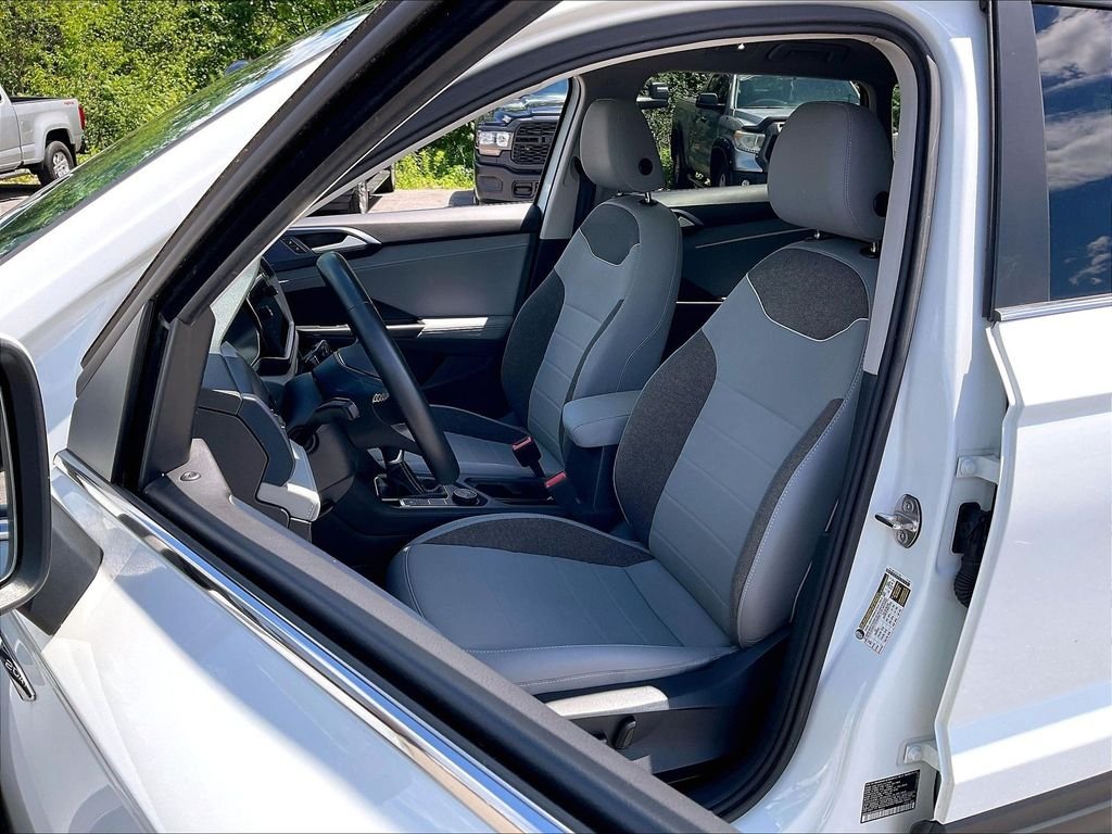 Used 2024 Pure White Volkswagen 1.5T SE image 9