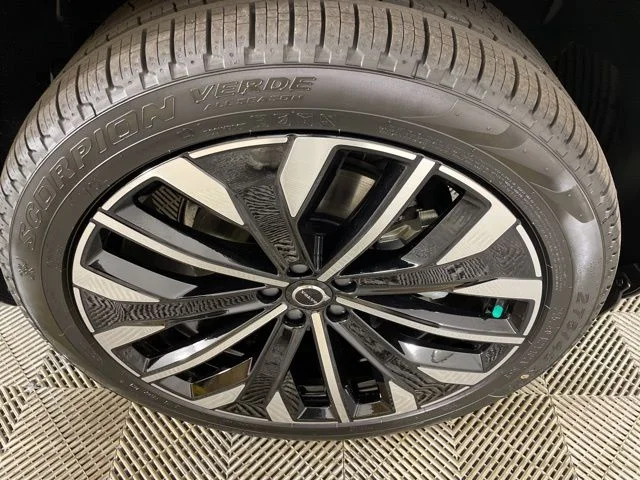 2025 Volvo XC90 Plus - Photo 37