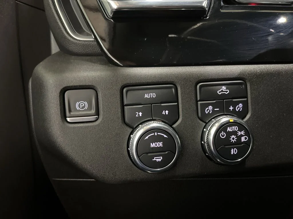 Used 2023 Silver GMC Elevation image 3