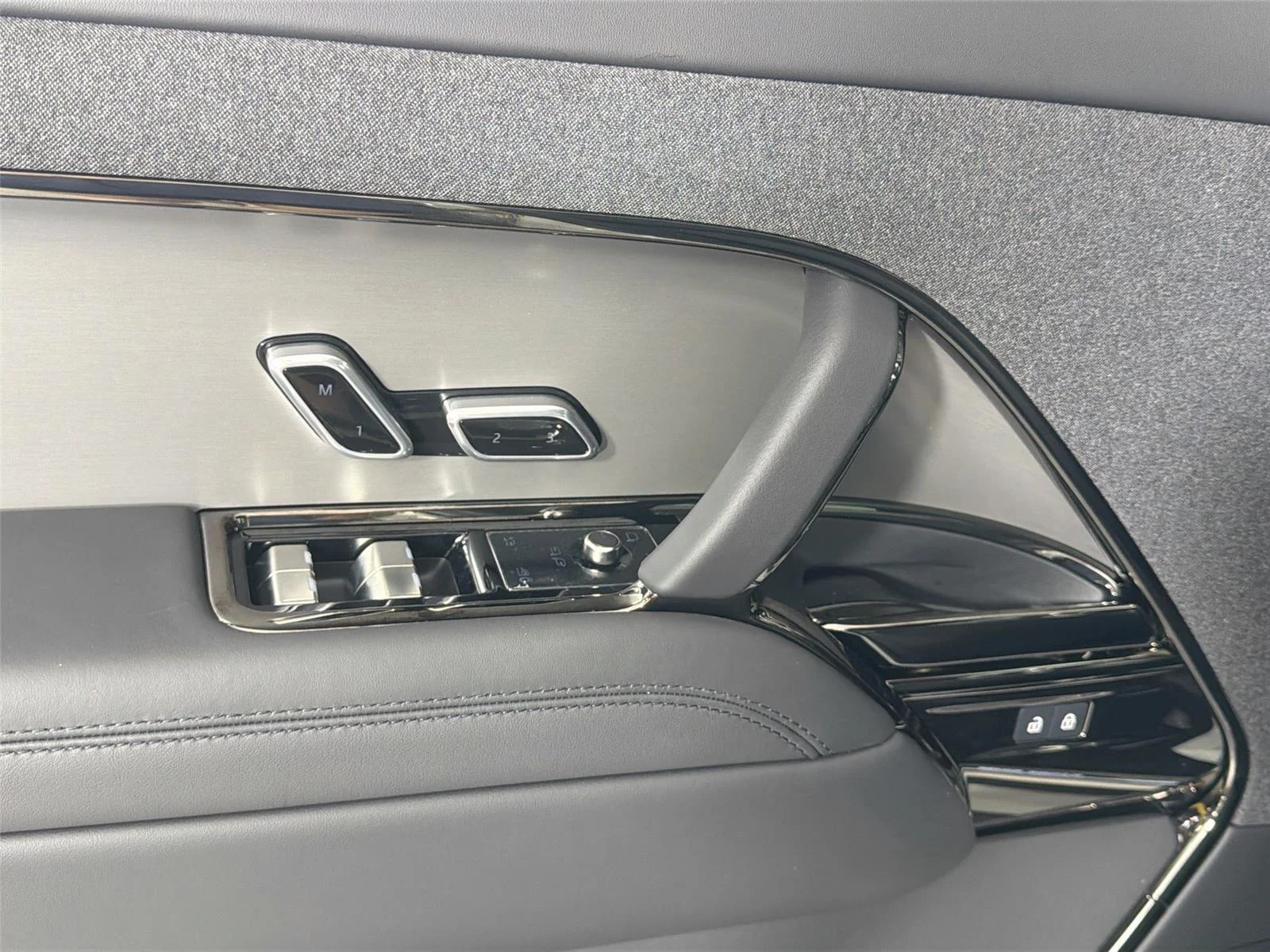 New 2026 Borasco Grey LAND ROVER SE image 17