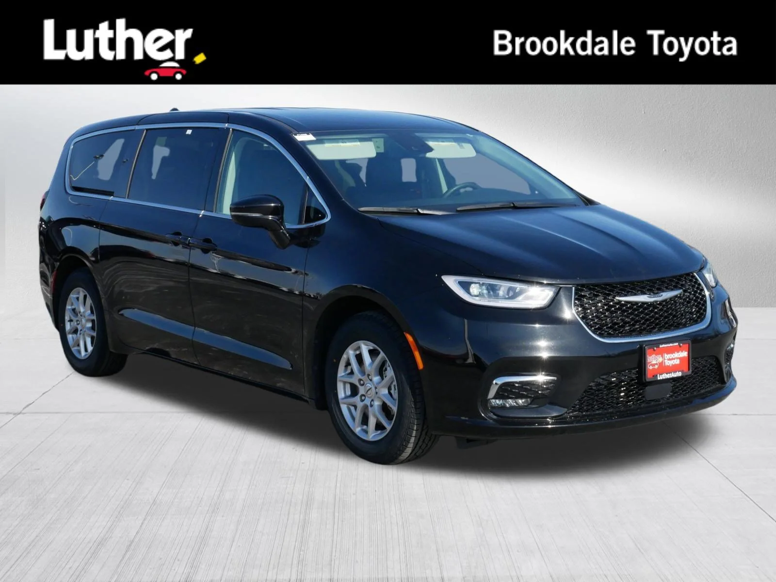 2024 Chrysler Pacifica Touring L's photo
