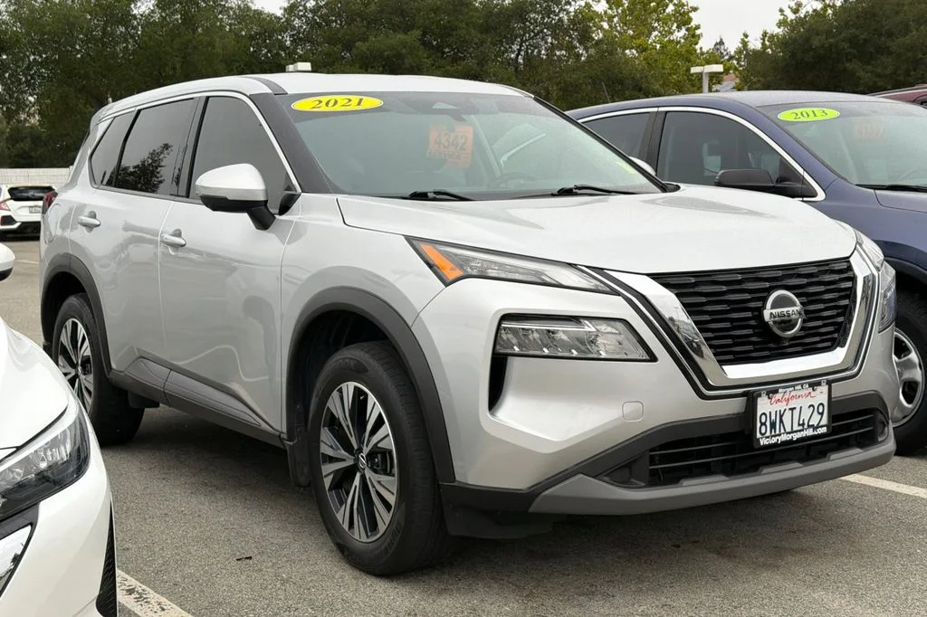 Used 2021 Brilliant Silver Metallic Nissan SV image 2