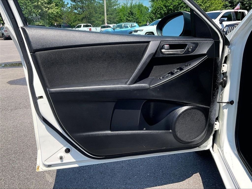 Used 2013 White Mazda i Sport image 9