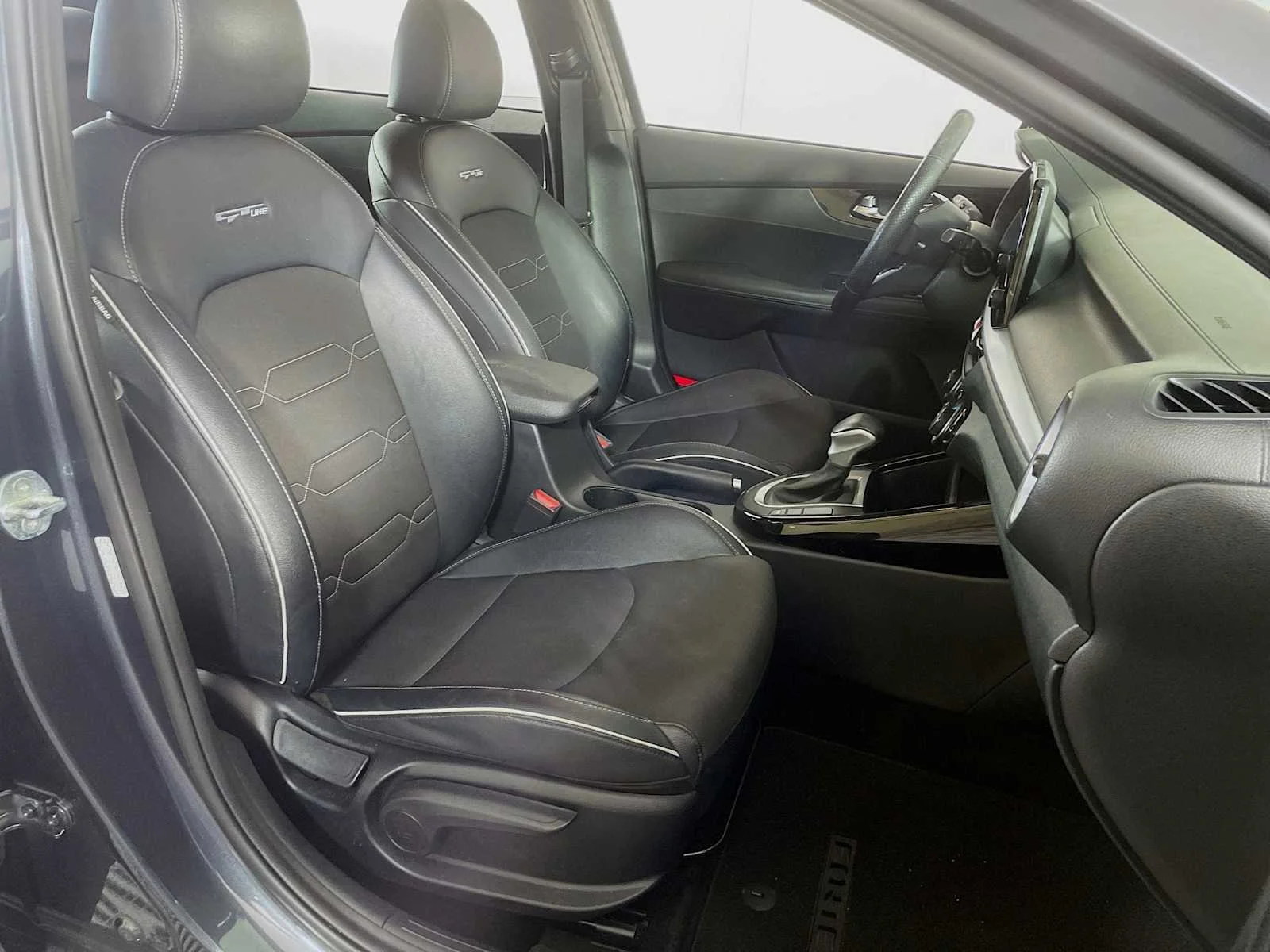 Used 2022 Gravity Gray Kia GT-Line image 24