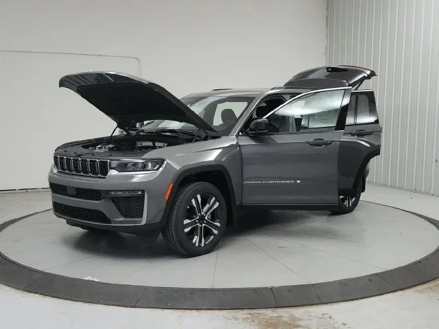 New 2027 Sting-Gray Clearcoat Jeep Limited image 12