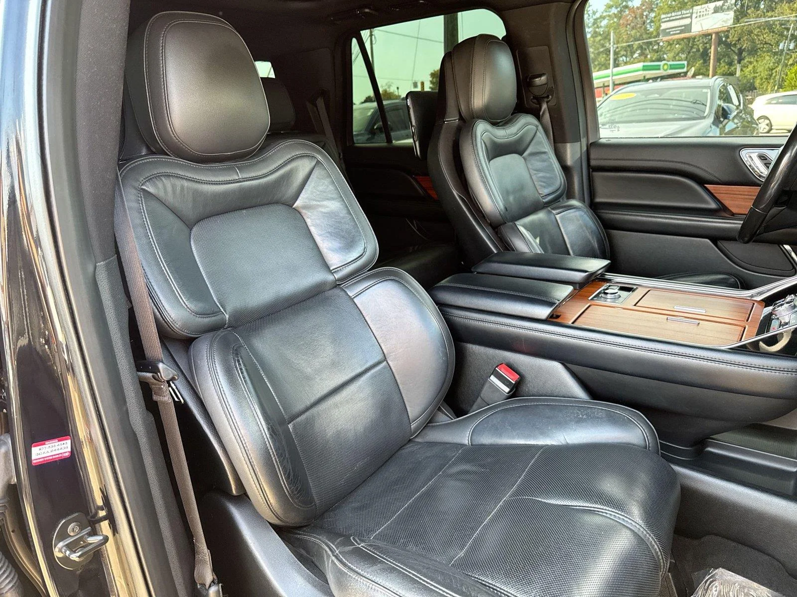 Used 2019 Infinite Black Metallic Lincoln Reserve image 17
