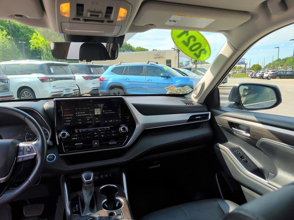 Used 2021 Moon Dust Toyota Platinum image 10