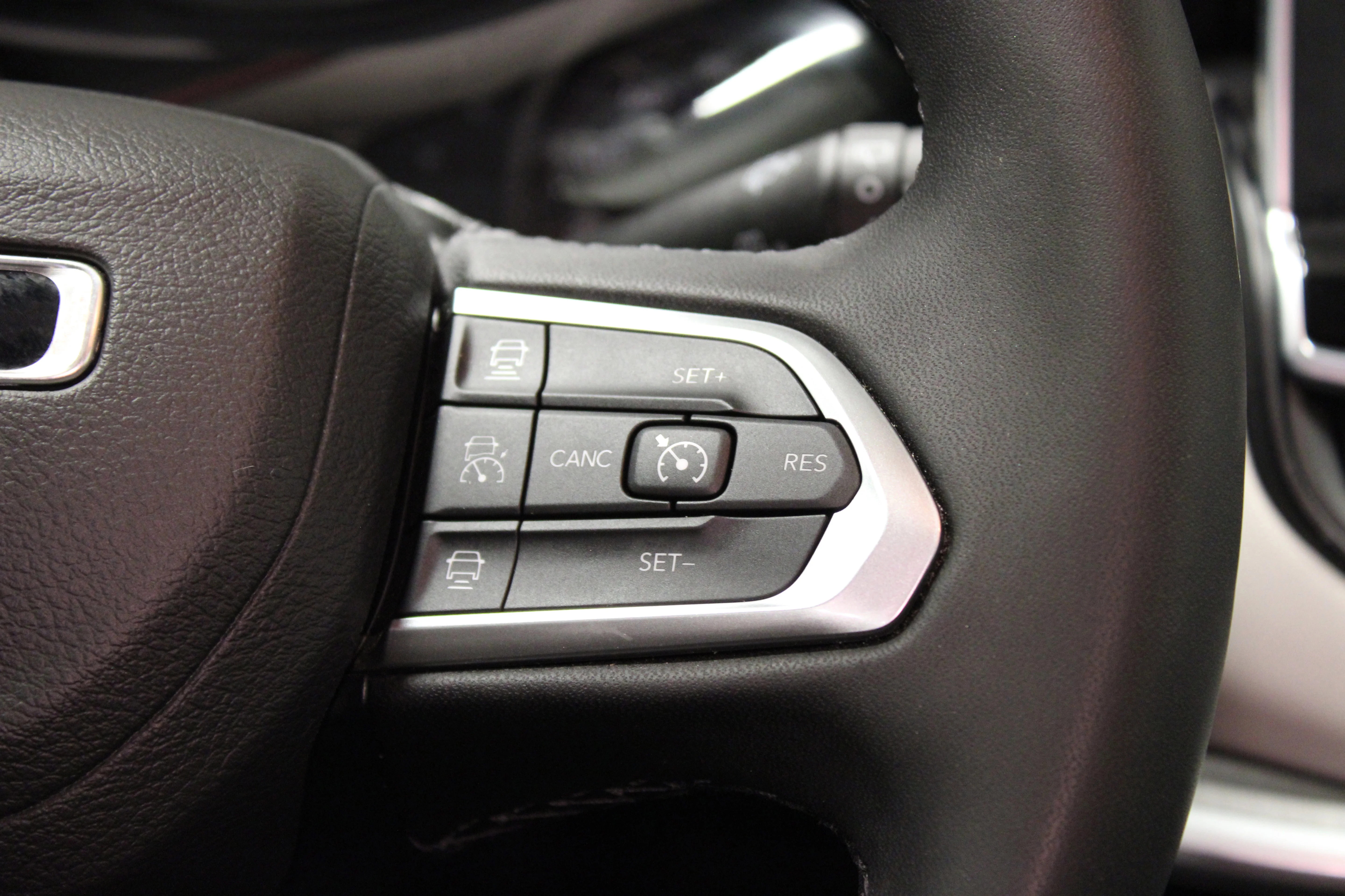 Used 2025 Red Hot Pearlcoat Jeep Limited image 21