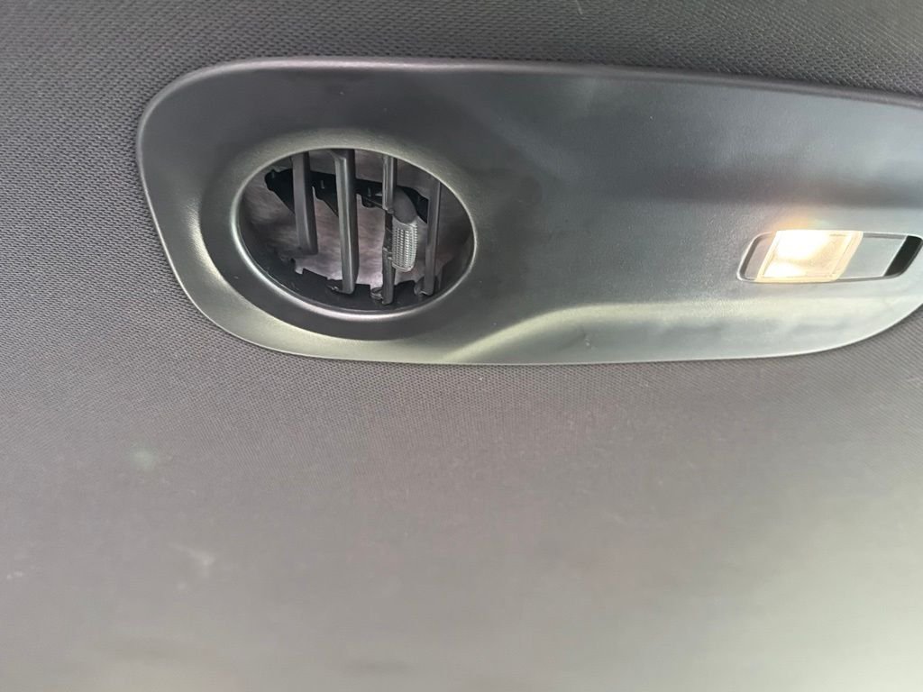Used 2025 White Chrysler Select image 9