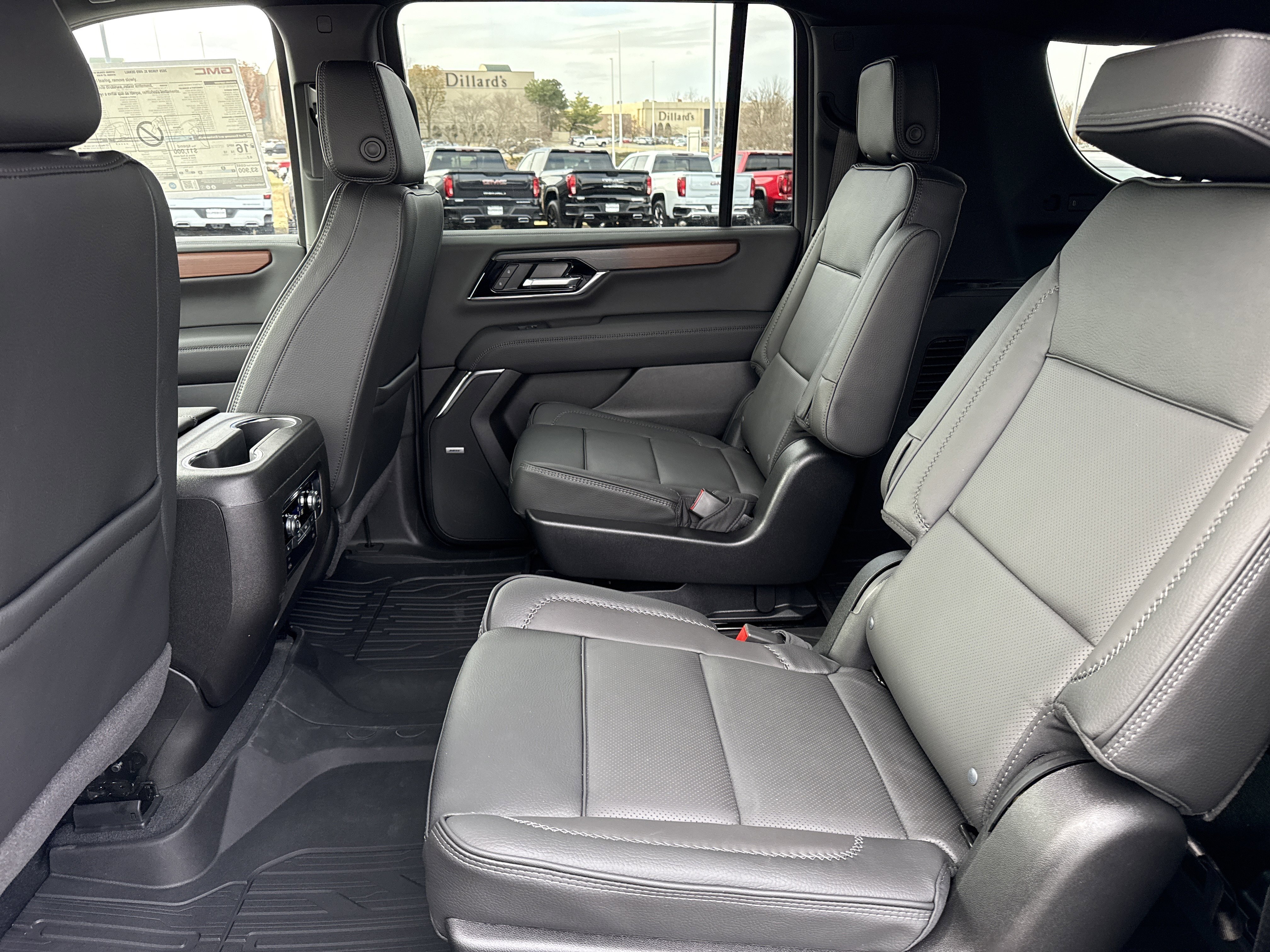 2026 GMC Yukon XL Denali - Photo 6