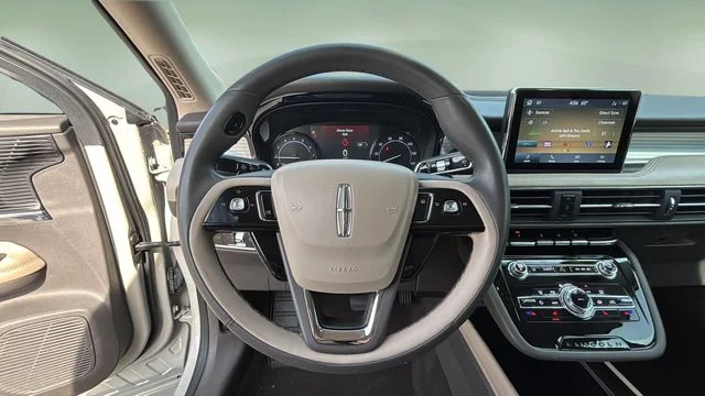 Used 2022 White Lincoln Standard image 11