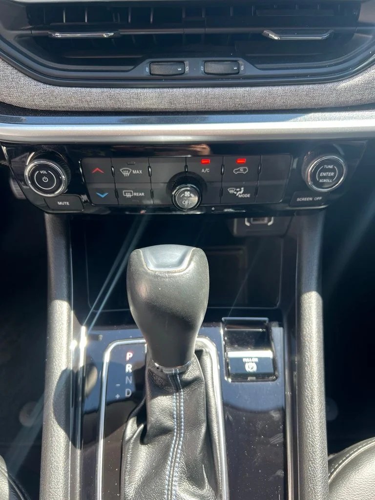 Used 2022 Granite Crystal Clearcoat Metallic Jeep Latitude image 17