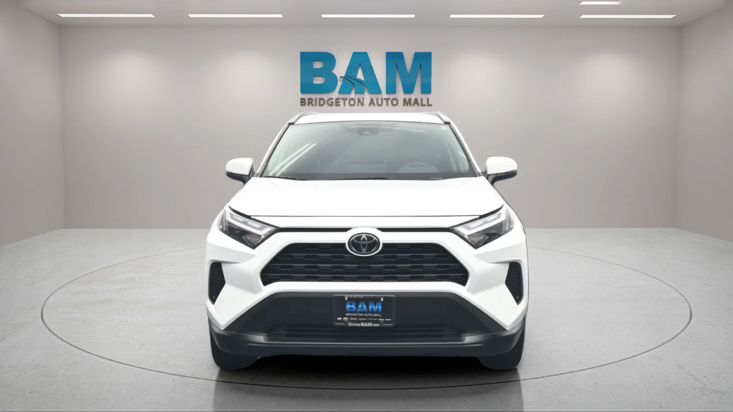 Used 2025 White Toyota XLE image 2