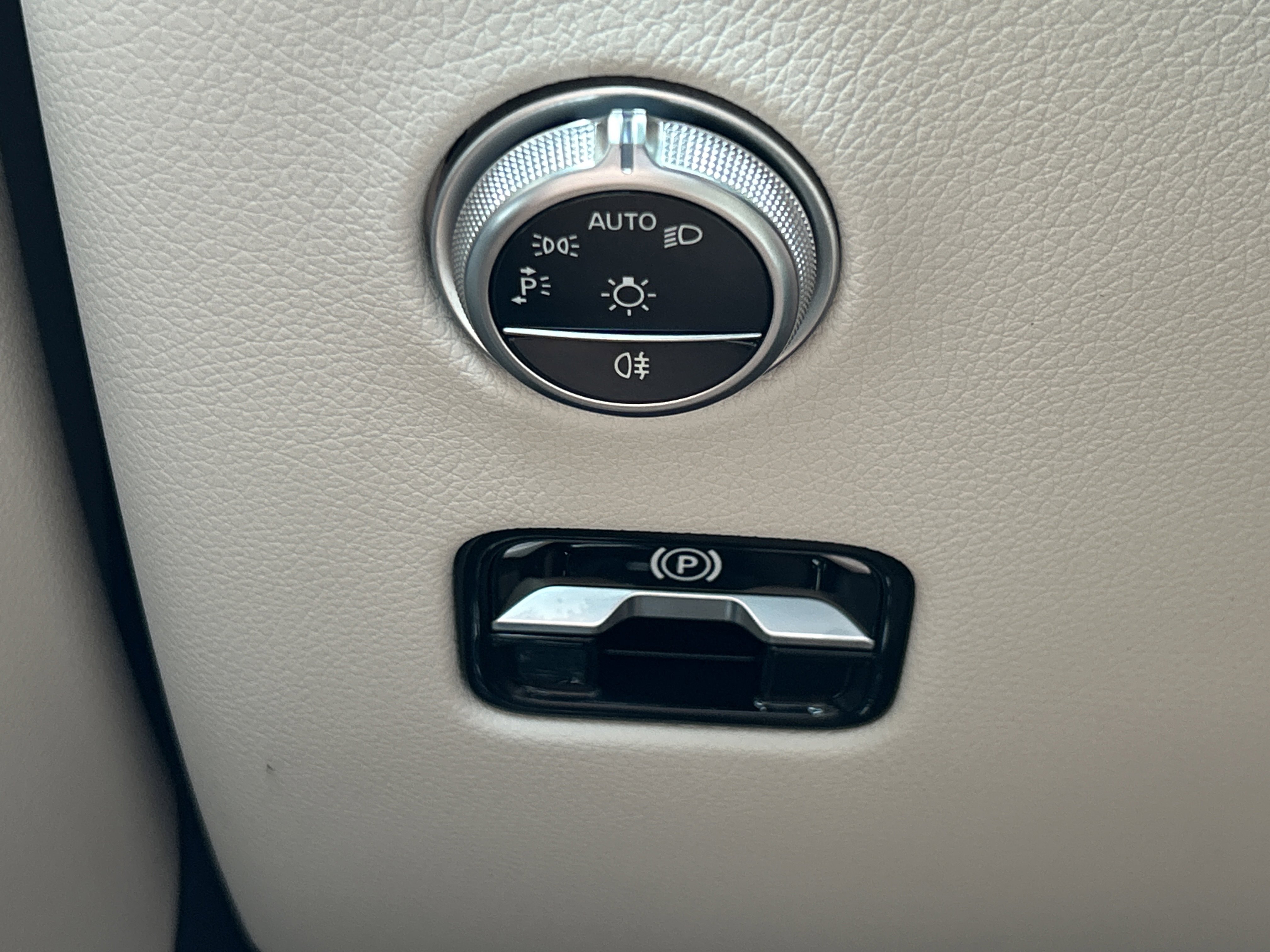 New 2026 MANUFAKTUR Patagonia Red Metallic Mercedes-Benz GLC 300 4MATIC® SUV image 23