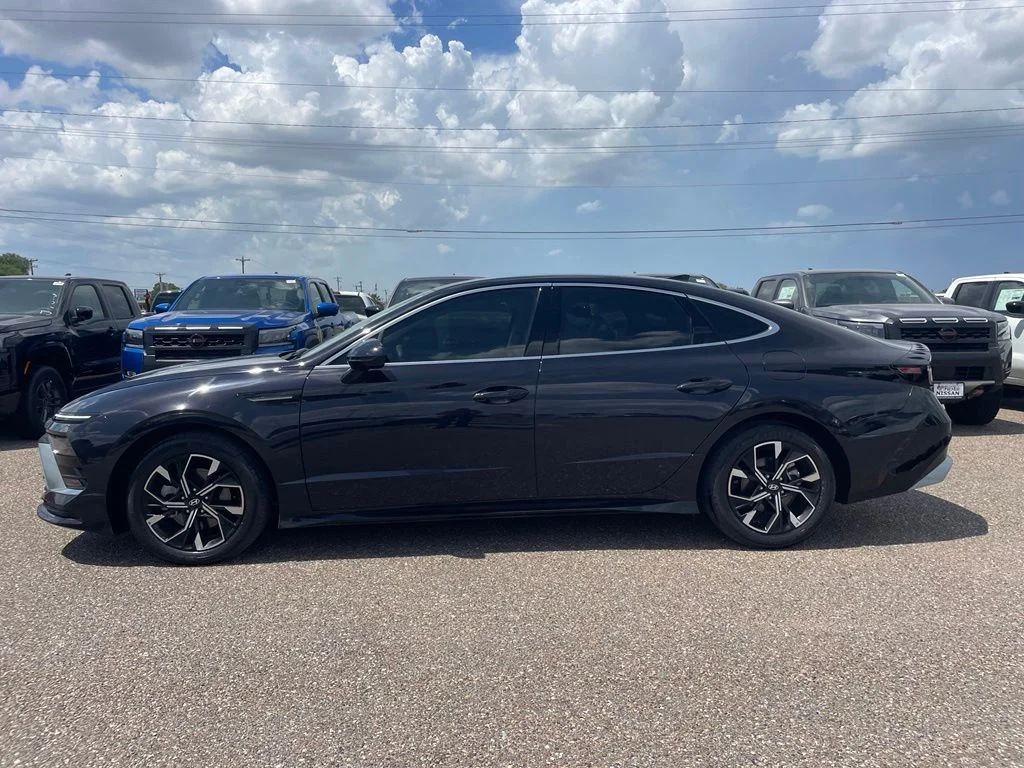 Used 2024 Blue Hyundai SEL image 4