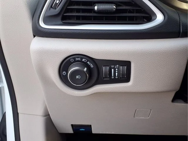 Used 2024  Chrysler Touring L image 14