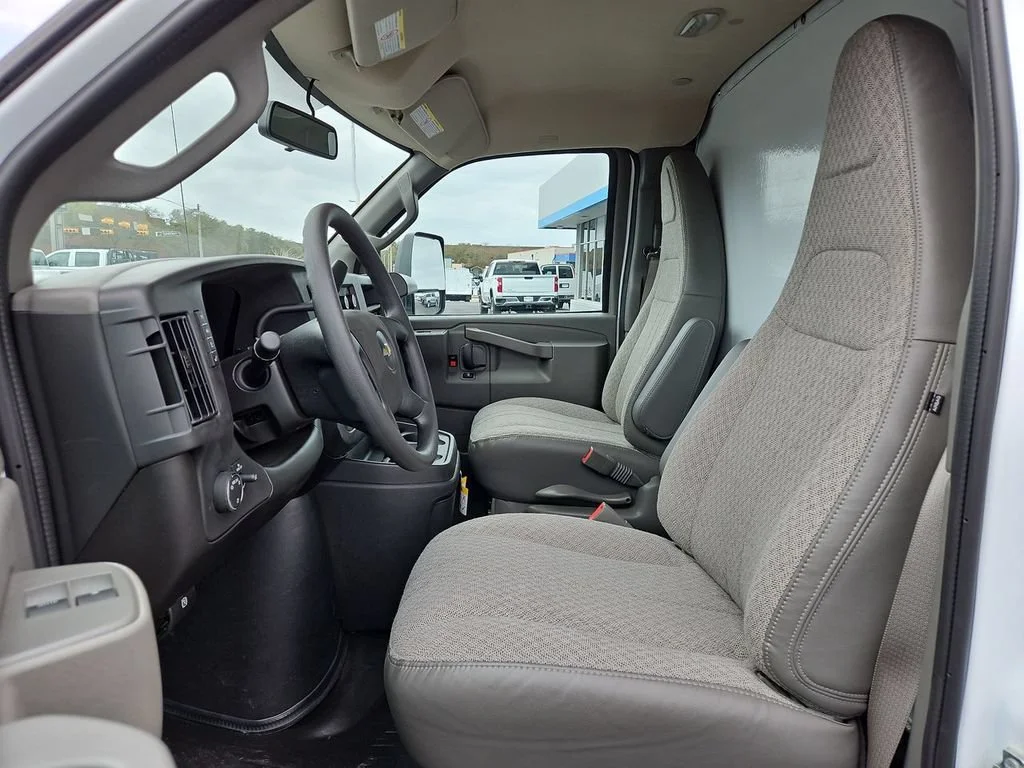New 2025 Summit White Chevrolet 1WT image 12