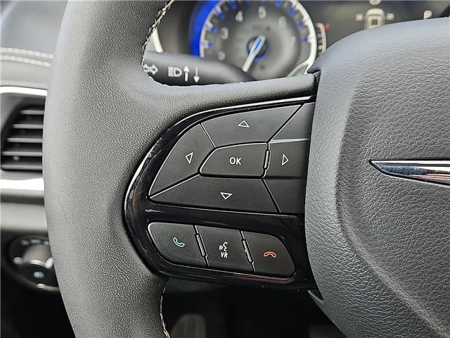 Used 2025 Ceramic Gray Clearcoat Chrysler Limited Front-Wheel Drive Passenger image 17