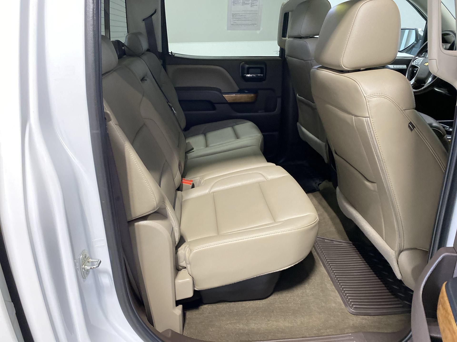 Used 2017 IRIDESCENT PEARL TRICOAT Chevrolet LTZ image 25