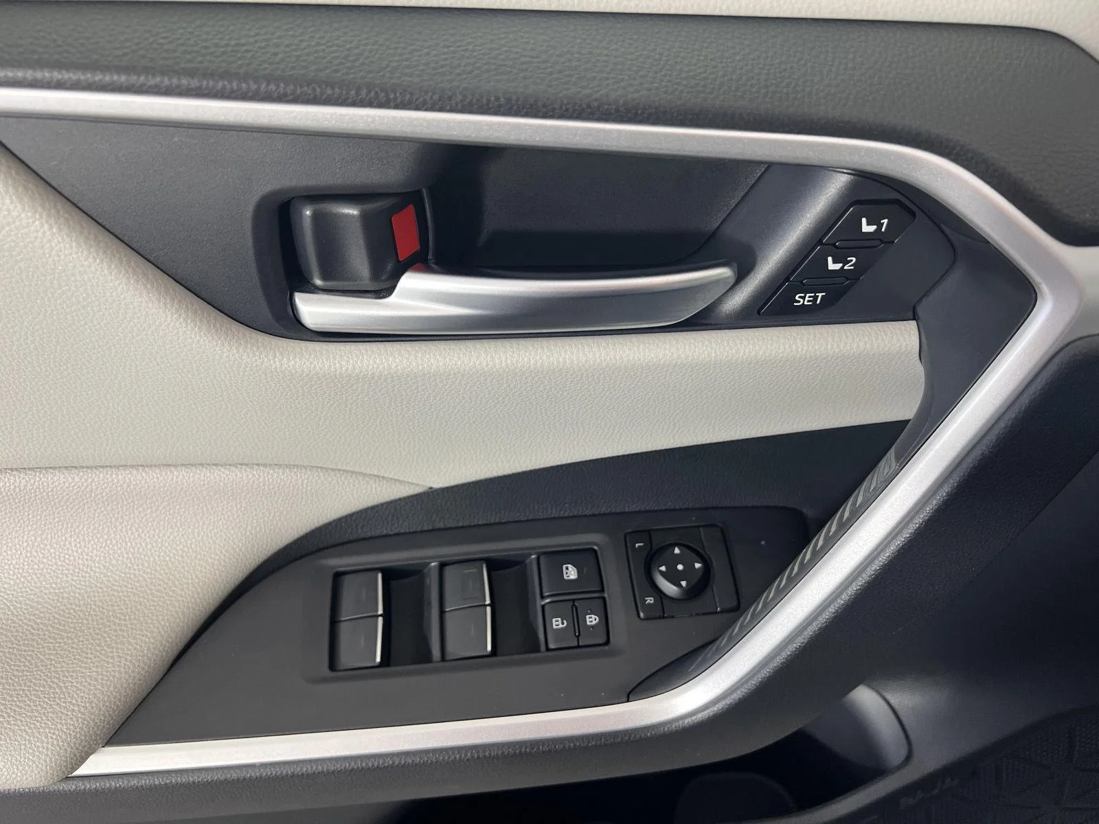 Used 2024 Silver Sky Metallic Toyota XLE Premium image 13