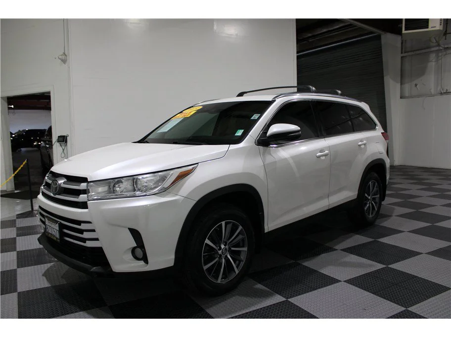 Used 2019 White Toyota XLE Sport Utility 4D image 7