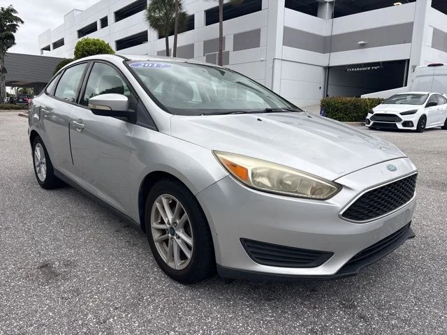 2017 Ford Focus Sedan SE's photo