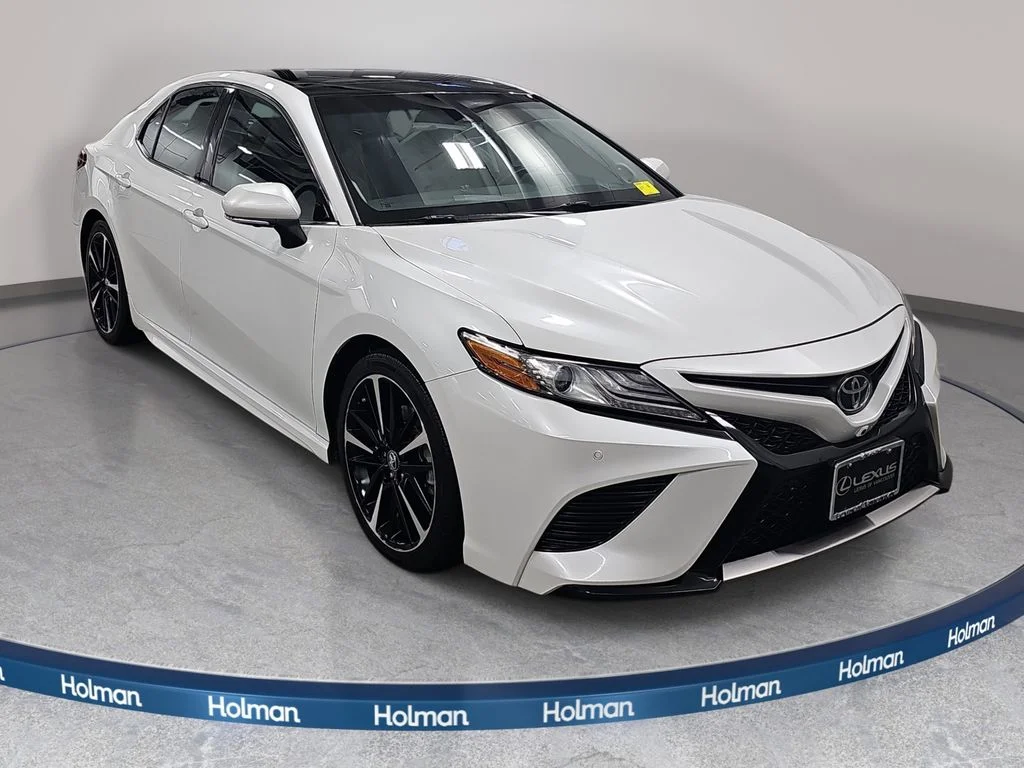 Used 2018 Beige Toyota XSE V6 image 4