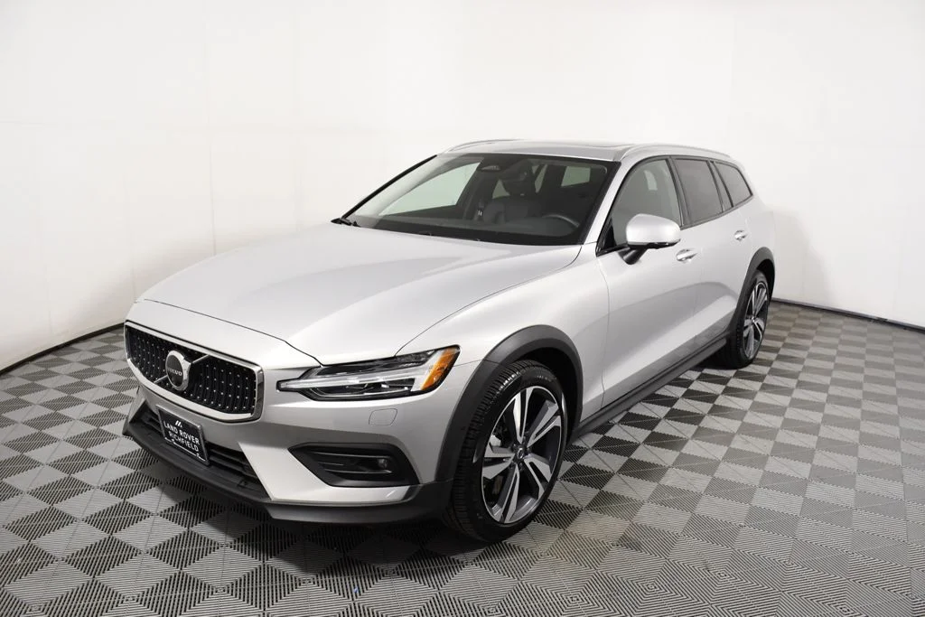 2025 Volvo V60 Cross Country B5 Plus AWD's photo