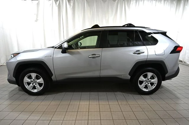 Used 2021 Silver Toyota XLE image 9