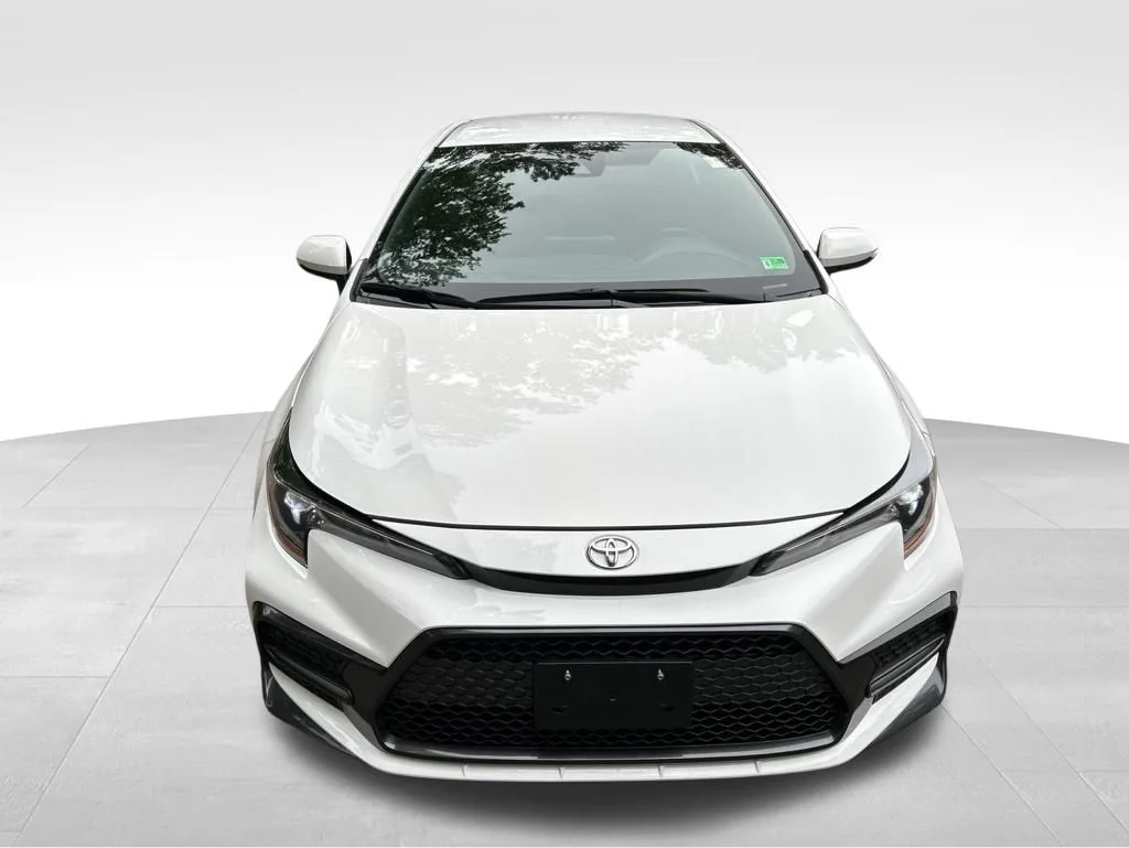 Used 2022 White Toyota SE image 9