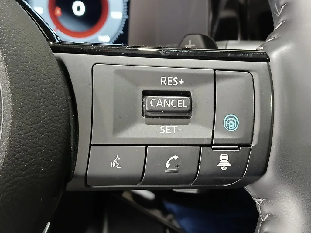 Used 2025 Gray Nissan Platinum image 31